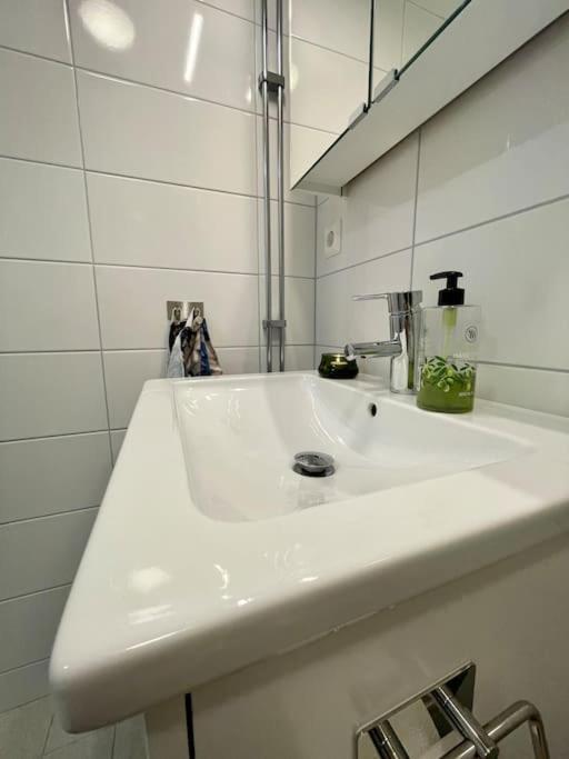 Newly Built Bright Apartment, Close To Everything If You Want To Visit Stockholm, You Will Find The Perfect Accommodation Here! Ferry Line 80 Makes It Very Convenient And Easy To Get To The City Center Нака Экстерьер фото